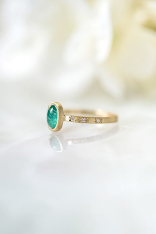 Sgraffito and Line-Engraved Panshir Emerald and Diamond Ring