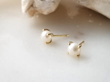 Load image into Gallery viewer, Yellow Gold Freshwater Pearl Studs