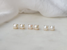 Load image into Gallery viewer, Yellow Gold Freshwater Pearl Studs