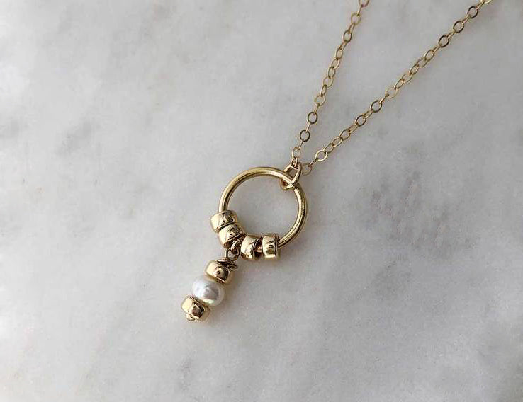 Strut Jewelry White Pearl Bead Circle Necklace